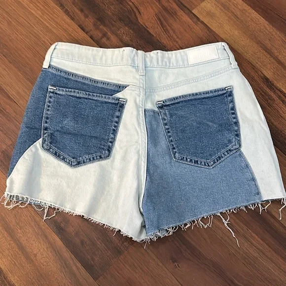 NWT HOLLISTER Ultra High Rise Patchwork Mom Denim Jean Shorts 3” Inseam, Size 7 - Picture 2 of 11